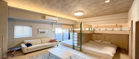 Chambre familiale, non-fumeur | Décor unique, ameublement unique, bureau, accès au Wi-Fi (inclus)