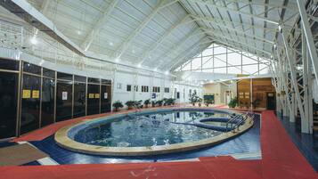 Alberca techada, alberca al aire libre por temporada y camastros