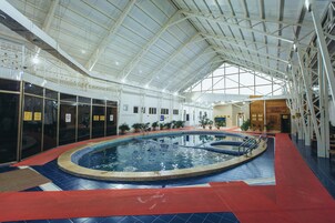 Una piscina techada, una piscina al aire libre de temporada
