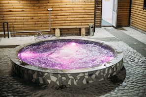 Outdoor spa tub - Jannat Resort Osh (Osh)