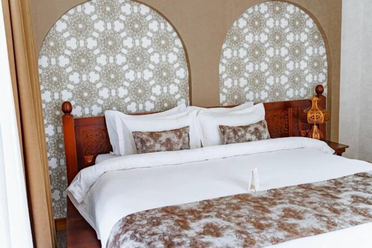 Luxe beddengoed, donzen dekbedden, een minibar, een kluis op de kamer