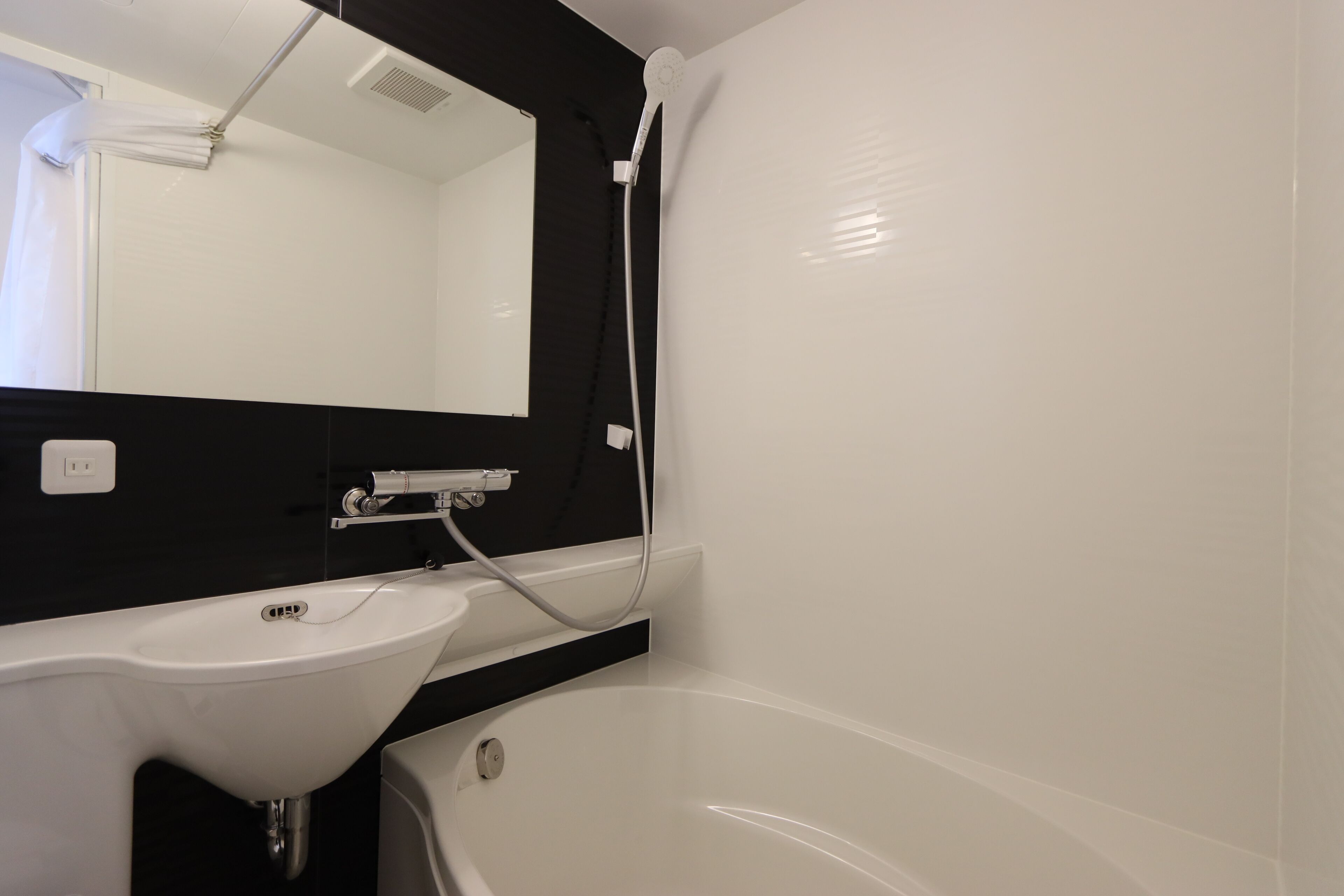 combined shower/bathtub, free toiletries, hair dryer, slippers