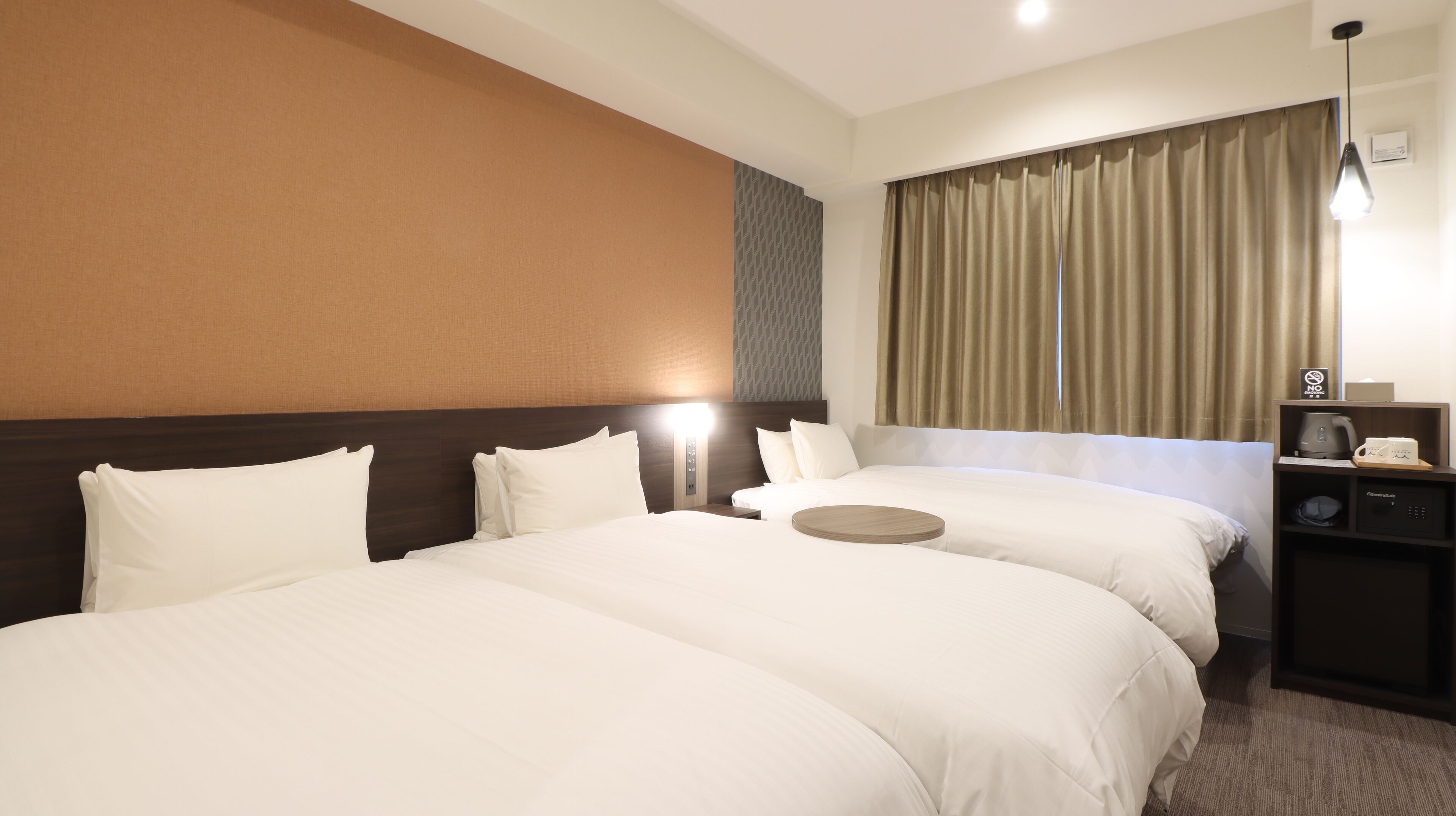 Chambre supérieure avec lits jumeaux, non-fumeur (with Extra bed) | Coffre-fort, fer et planche à repasser, accès au Wi-Fi (inclus)