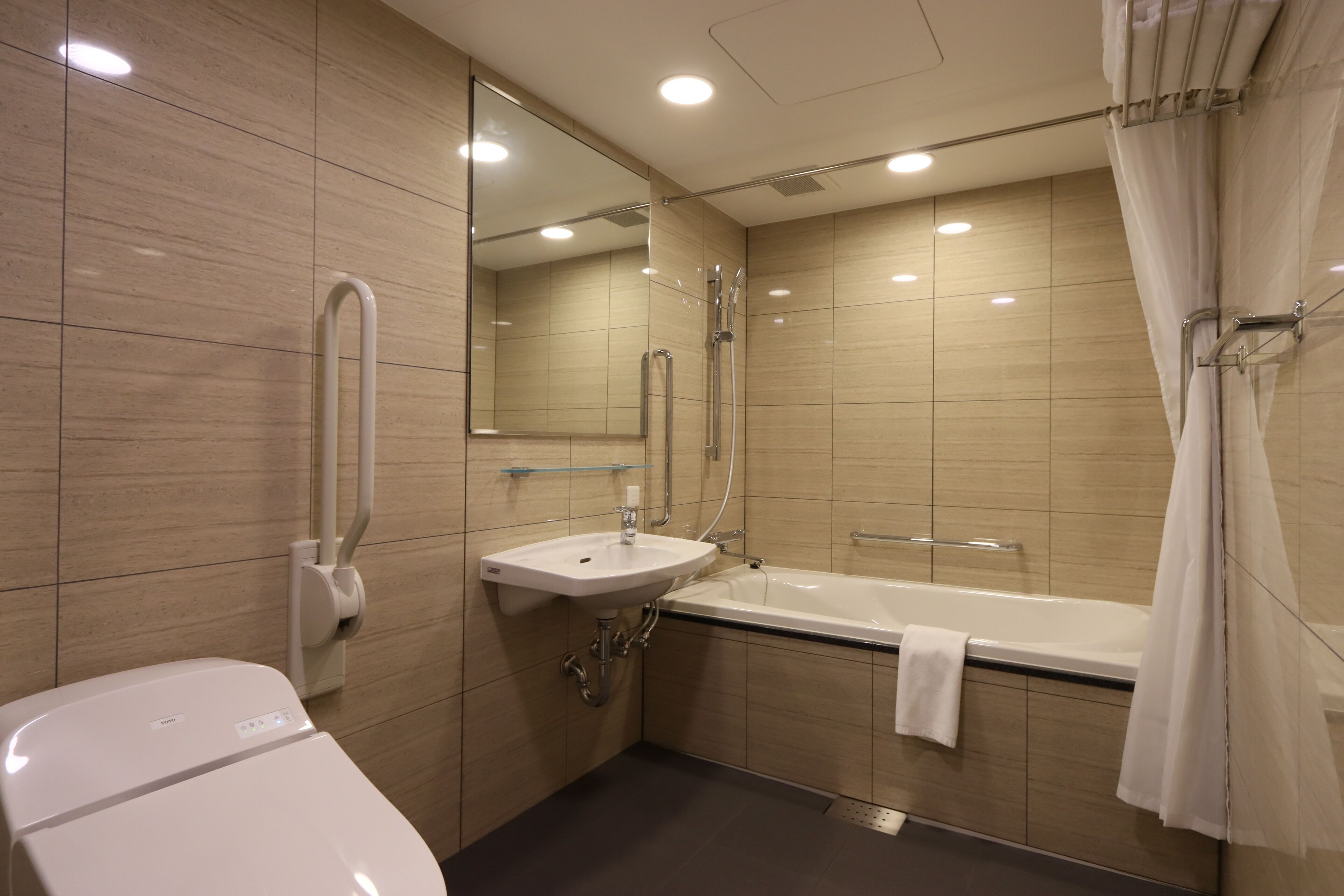 deluxe twin room, non smoking | bathroom | combined shower/bathtub, free toiletries, hair dryer, slippers
