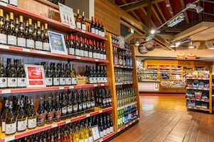 Uma loja de vinhos com prateleiras repletas de diversas garrafas.