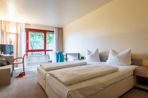 Habitación familiar | Ropa de cama hipoalergénica y escritorio 