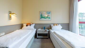 Familiekamer | Hypoallergeen beddengoed, een bureau, een laptopwerkplek, beddengoed