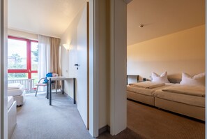 Habitación familiar | Ropa de cama hipoalergénica y escritorio 