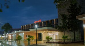 واجهة المنشأة - في المساء/الليل