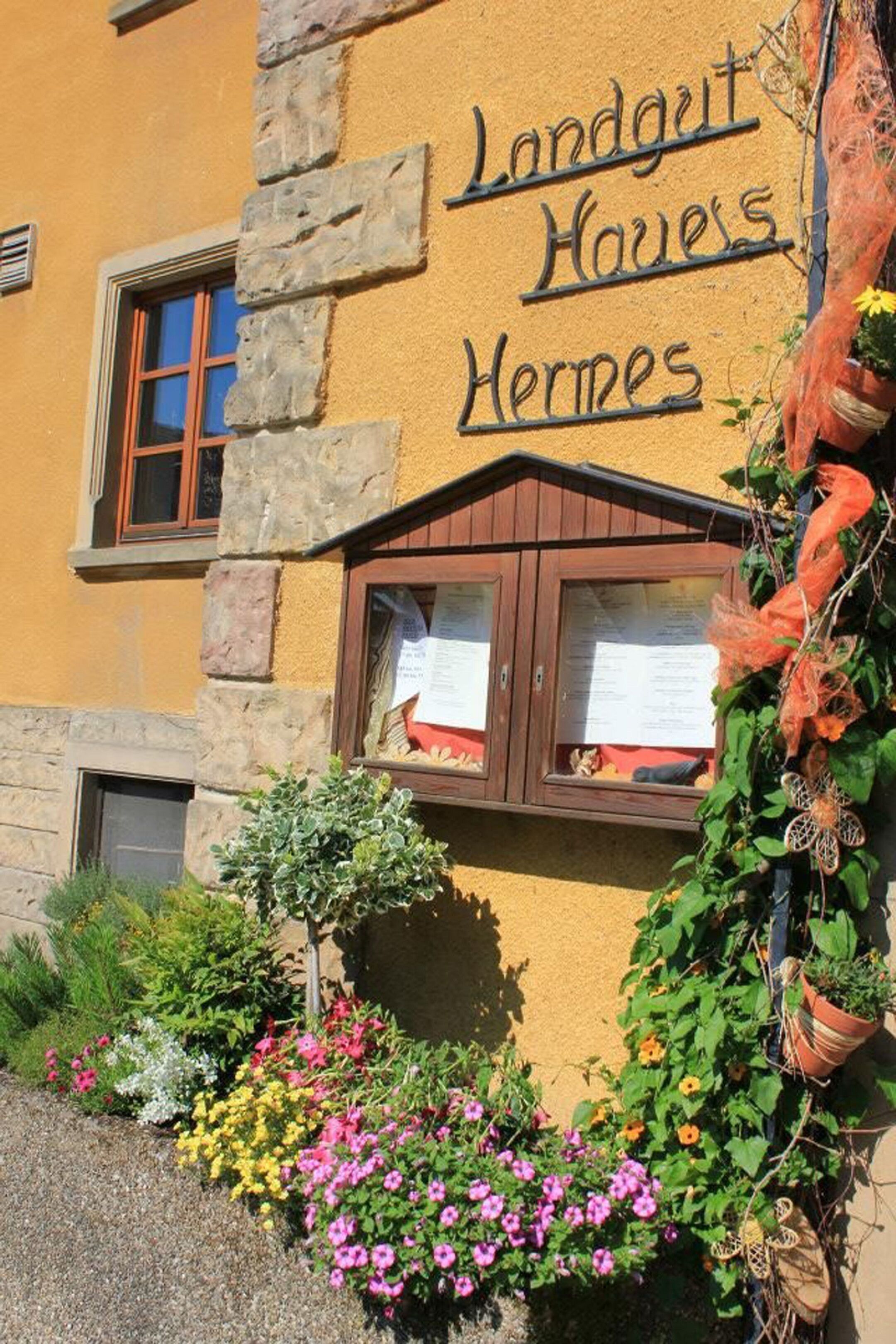 Ein Gebäude mit einer Steinaußenwand und einem Fenster mit Holzrahmen.