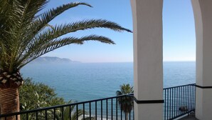 A balcony with a view of the sea and mountains. - Great 2 Bedroom Apartment with wonderful views, Swimming Pool and Jacuzzi (Comares)