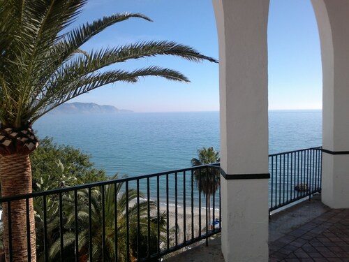 Great 2 Bedroom Apartment with wonderful views, Swimming Pool and Jacuzzi