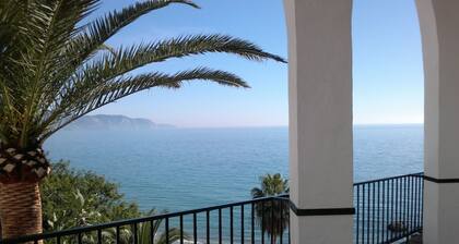 Great 2 Bedroom Apartment with wonderful views, Swimming Pool and Jacuzzi