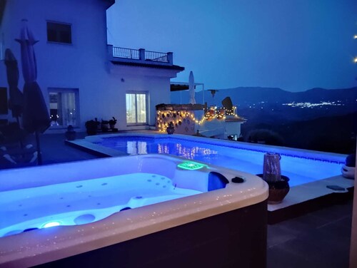 Great 2 Bedroom Apartment with wonderful views, Swimming Pool and Jacuzzi