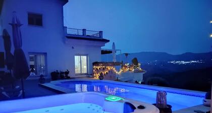 Great 2 Bedroom Apartment with wonderful views, Swimming Pool and Jacuzzi