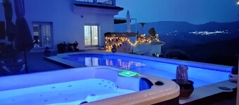 Great 2 Bedroom Apartment with wonderful views, Swimming Pool and Jacuzzi