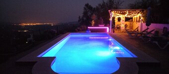 Great 2 Bedroom Apartment with wonderful views, Swimming Pool and Jacuzzi