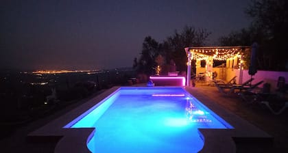 Great 2 Bedroom Apartment with wonderful views, Swimming Pool and Jacuzzi