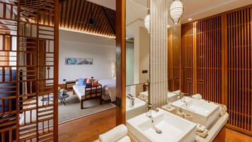 Ensemble douche/baignoire, articles de toilette gratuits, peignoirs