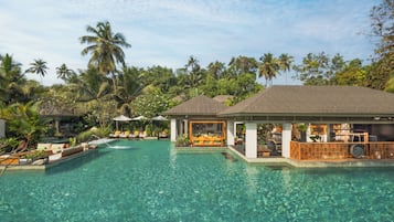 Piscine extérieure, parasols de plage
