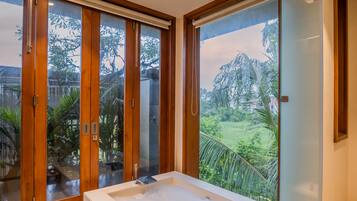 Ensemble douche/baignoire, articles de toilette gratuits, peignoirs