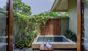 ULIN | Bathroom | Combined shower/tub, free toiletries, bathrobes, slippers