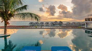 Piscine extérieure, cabanons gratuits, parasols de plage