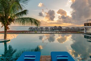 Una piscina al aire libre, cabañas de piscina gratuitas, sombrillas