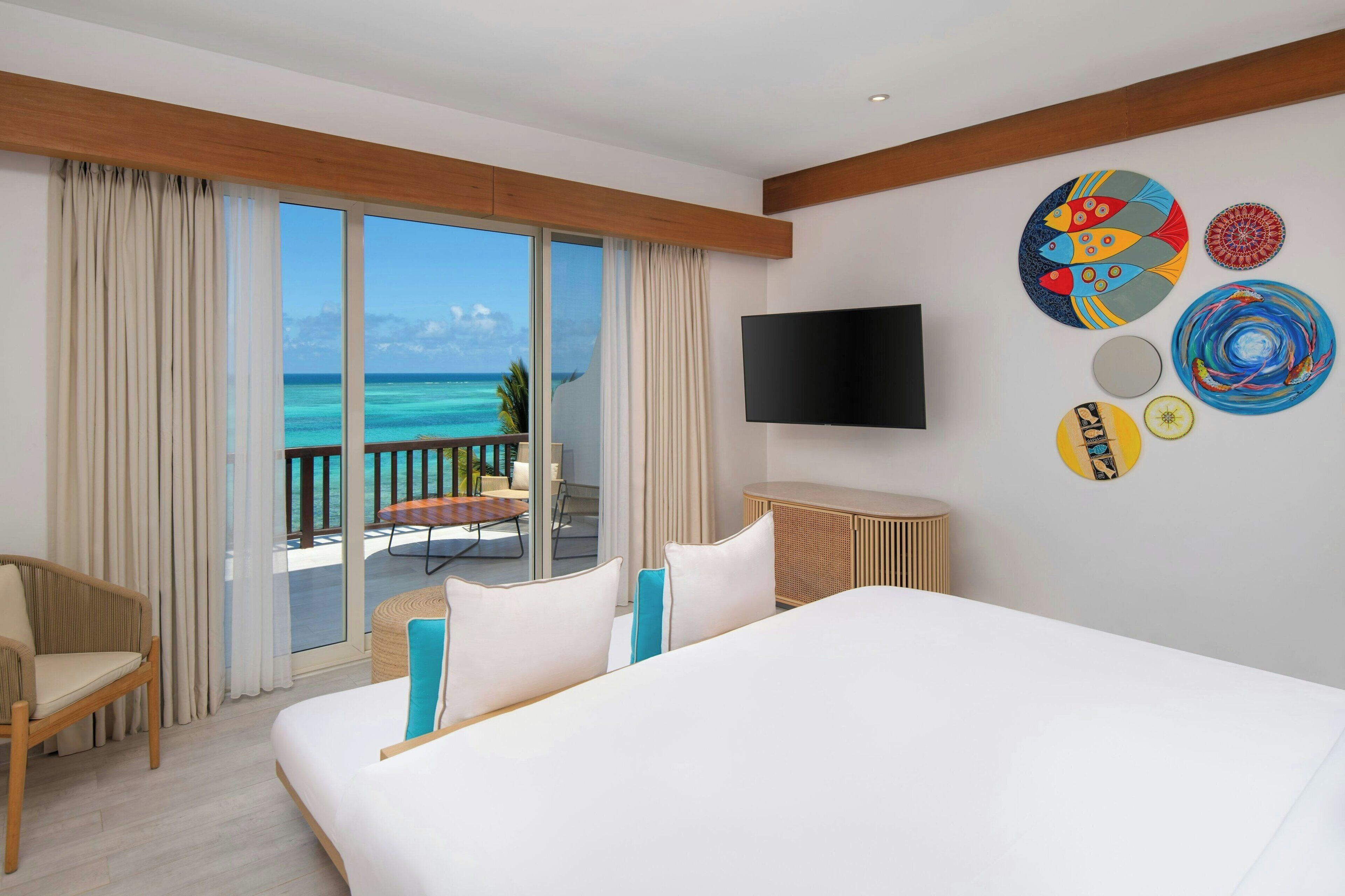 Deluxe Room, 1 King Bed, Oceanfront | Egyptian cotton sheets, premium bedding, Select Comfort beds, minibar