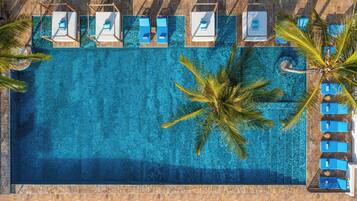 สระว่ายน้ำกลางแจ้ง เปิด 6:30 น. ถึง 19:00 น., คาบาน่าฟรี