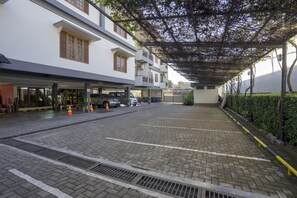 Free self parking - Dago's Hill Hotel (Bandung)