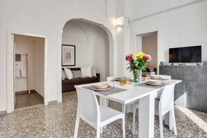 Dining - Charming apartment on several levels and just renovated, where two people can enjoy large and comfortable spaces, being the flat able to accommodate up to 4 people. The location is enviable, in a very central position, adjacent to Piazza della Libertà a (Ostuni)