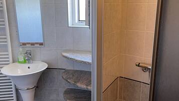 Appartamento | Bagno | Doccia, asciugacapelli, asciugamani