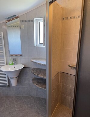 Apartment | Badezimmer | Dusche, Haartrockner, Handtücher