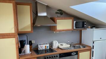 Apartment | Eigene Küche | Kühlschrank, Mikrowelle, Ofen, Herdplatte