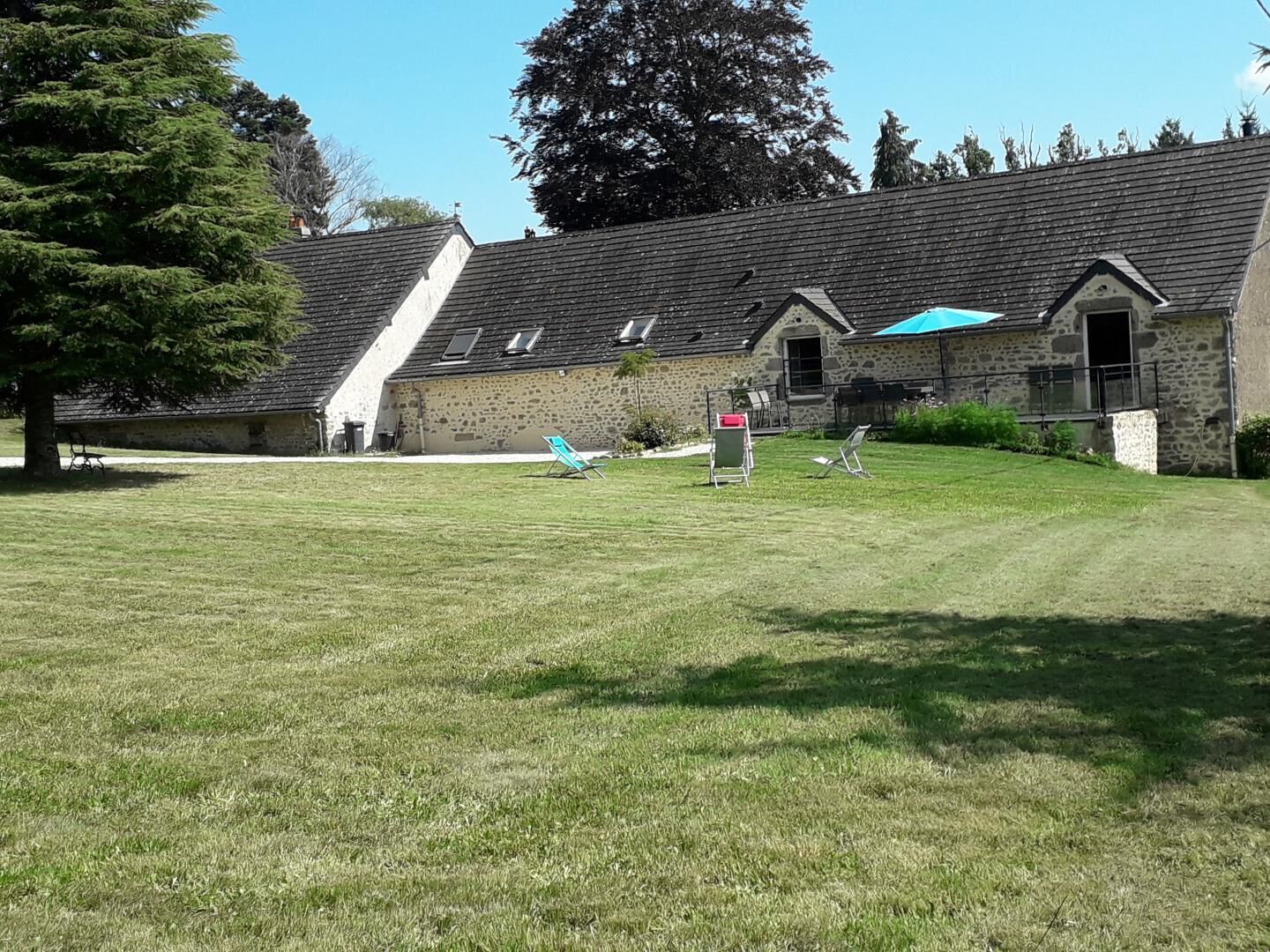Gîte coté jardin et le parking