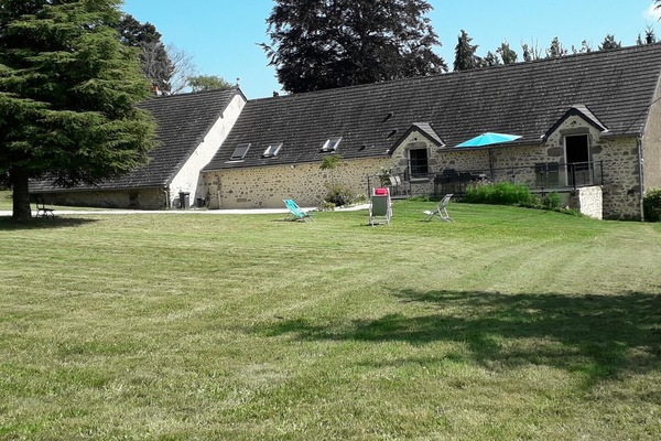 Gîte coté jardin et le parking