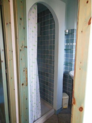 Shower, hair dryer, towels, soap - SAN TEODORO - CENTRO E SPIAGGIA A PIEDI - GIARDINO PRIVATO (Budoni)
