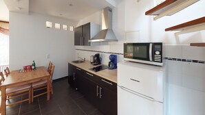 A compact kitchen with a microwave, coffee maker, and a sink. - Apartment in Bad Homburg, 2 rooms (Bad Homburg vor der Höhe)