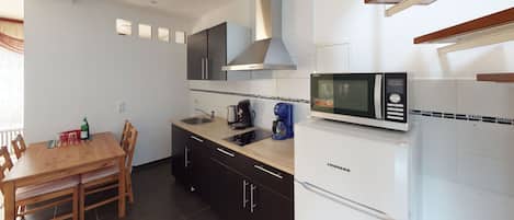 Kühlschrank, Mikrowelle, Herdplatte, Geschirrspüler
