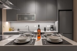 Jääkaappi, uuni, liesi, astianpesukone