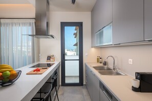 Fridge, oven, stovetop, dishwasher