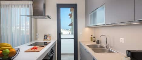 Fridge, oven, stovetop, dishwasher