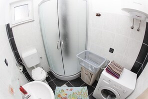 Dusche, Haartrockner, Handtücher