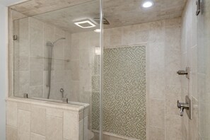 Shower, towels - Experience luxury in this 3-bedroom oceanfront condo in Panama City Beach. (Panama City Beach)