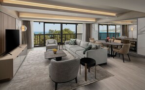 Queen Suite Unique Sea View | Wohnbereich | 32-Zoll-LCD-Fernseher mit Satellitenempfang, Fernseher, Kinderspielzeug