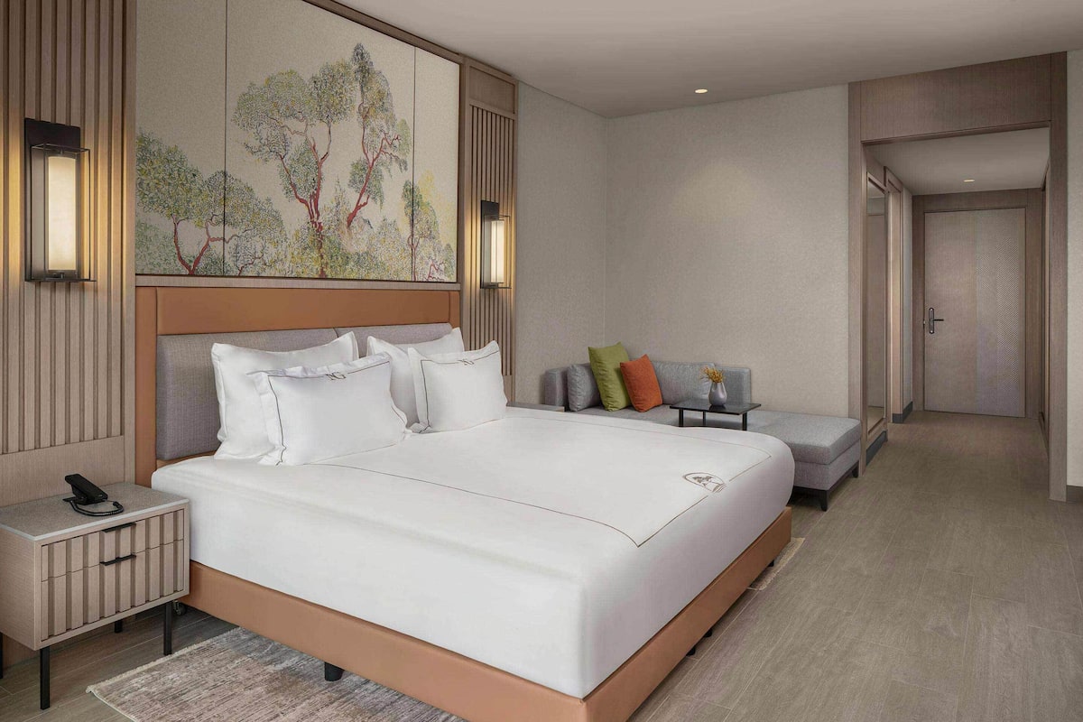 2 bedrooms, free minibar items, in-room safe, soundproofing