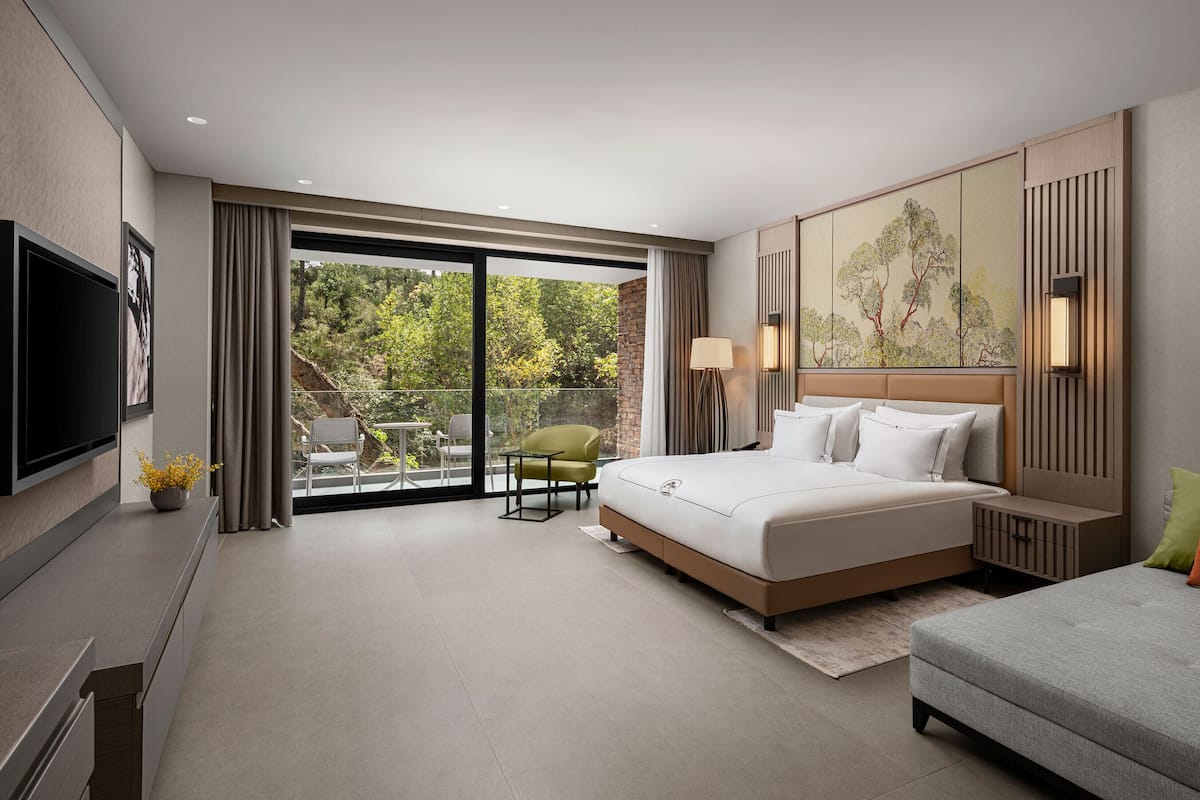 2 bedrooms, free minibar items, in-room safe, soundproofing