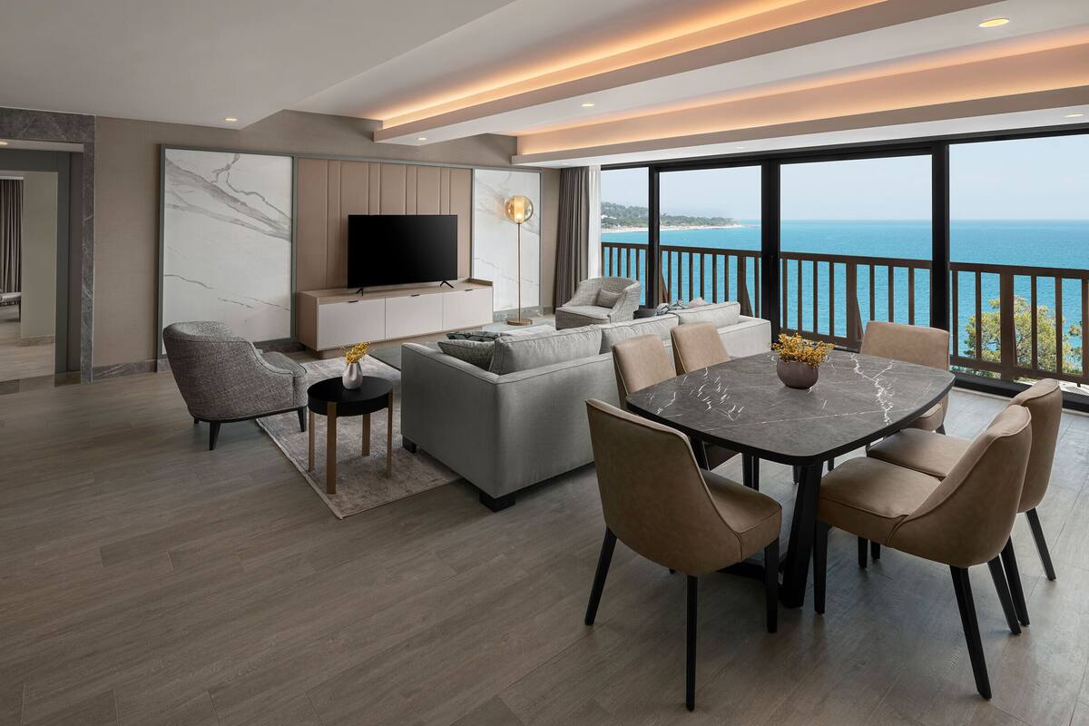 Queen Suite Unique Sea View | 起居区 | 32-英寸液晶电视（配备卫星频道）、电视、玩具