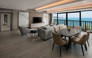 Queen Suite Unique Sea View | Coin séjour | Télévision LCD de 32 pouces avec chaînes par satellite, télévision